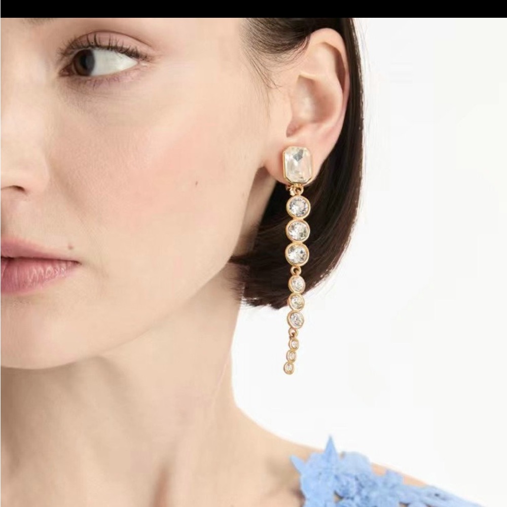 Oscar de la Renta • Tapered Green Crystals CZ Drop Clip on Earrings. - Picture 3 of 16